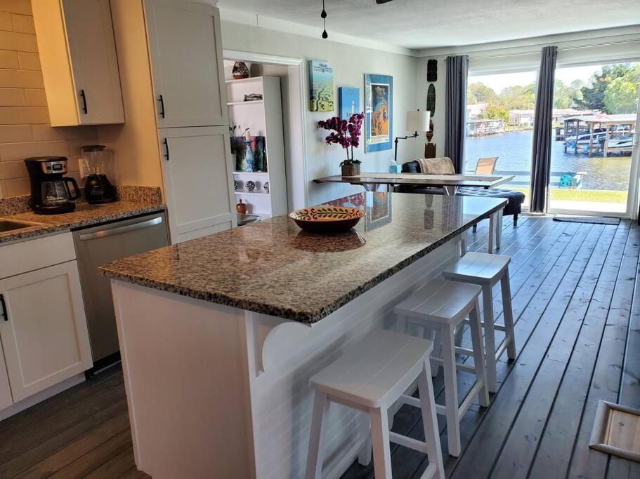 3 Bed, 2 Bath, Waterfront, Dock, Large Driveway Villa Таварес Екстериор снимка